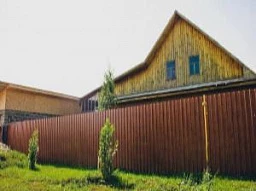 Металлический забор из профлиста под дерево на профильных трубах