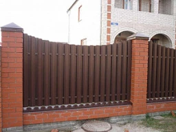 Забор шахматка из штакетника на кирпичных столбах